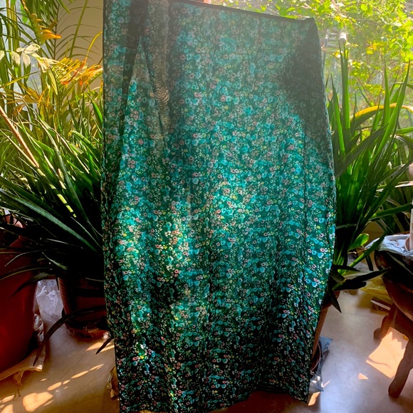 Accessories - GREEN FLORAL PRINT STOLE. For brightening up any outfit in any season.